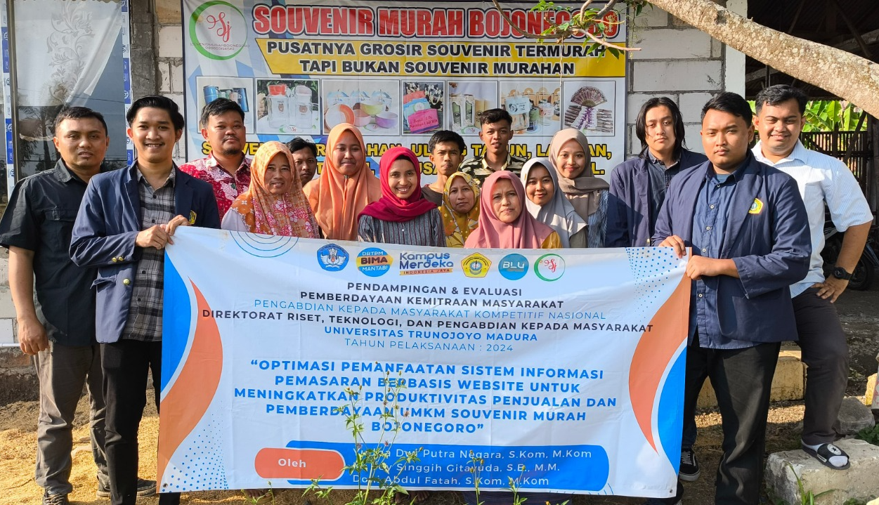 Tim Abdimas UTM Melakukan Pemberdayaan Kemitraan Masyarakat melalui Optimasi Sistem Informasi dan Bantuan Alat Produksi Modern di UMKM Souvenir Murah Bojonegoro